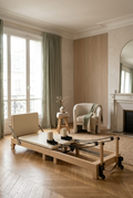 Reformer Pilates pliable en érable Reformova dans un salon parisien lumineux